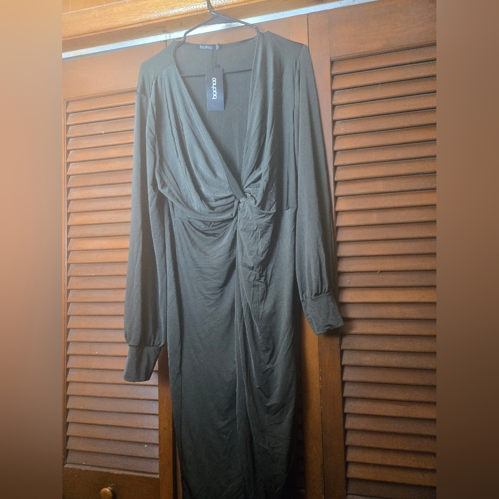 Chic Long Sleeve Dress in Olive by Boohoo